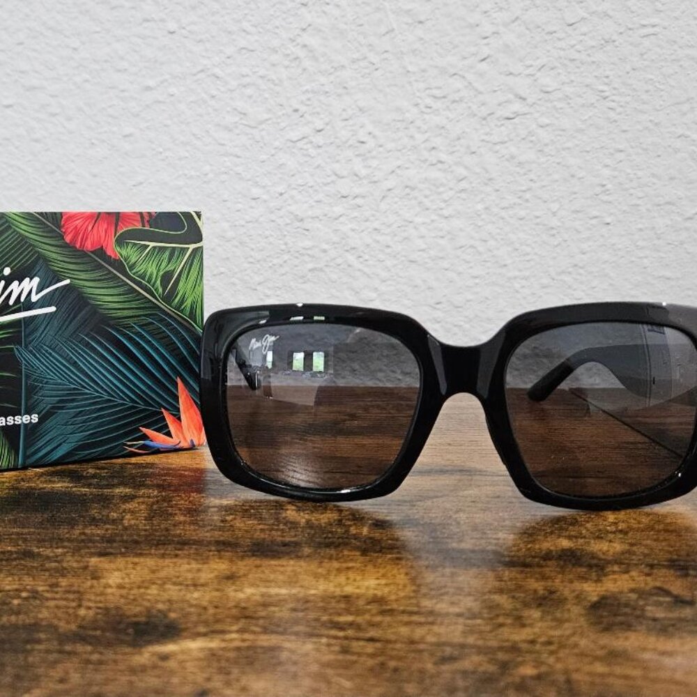 Maui Jim -- TWO STEPS -- MINT !!!